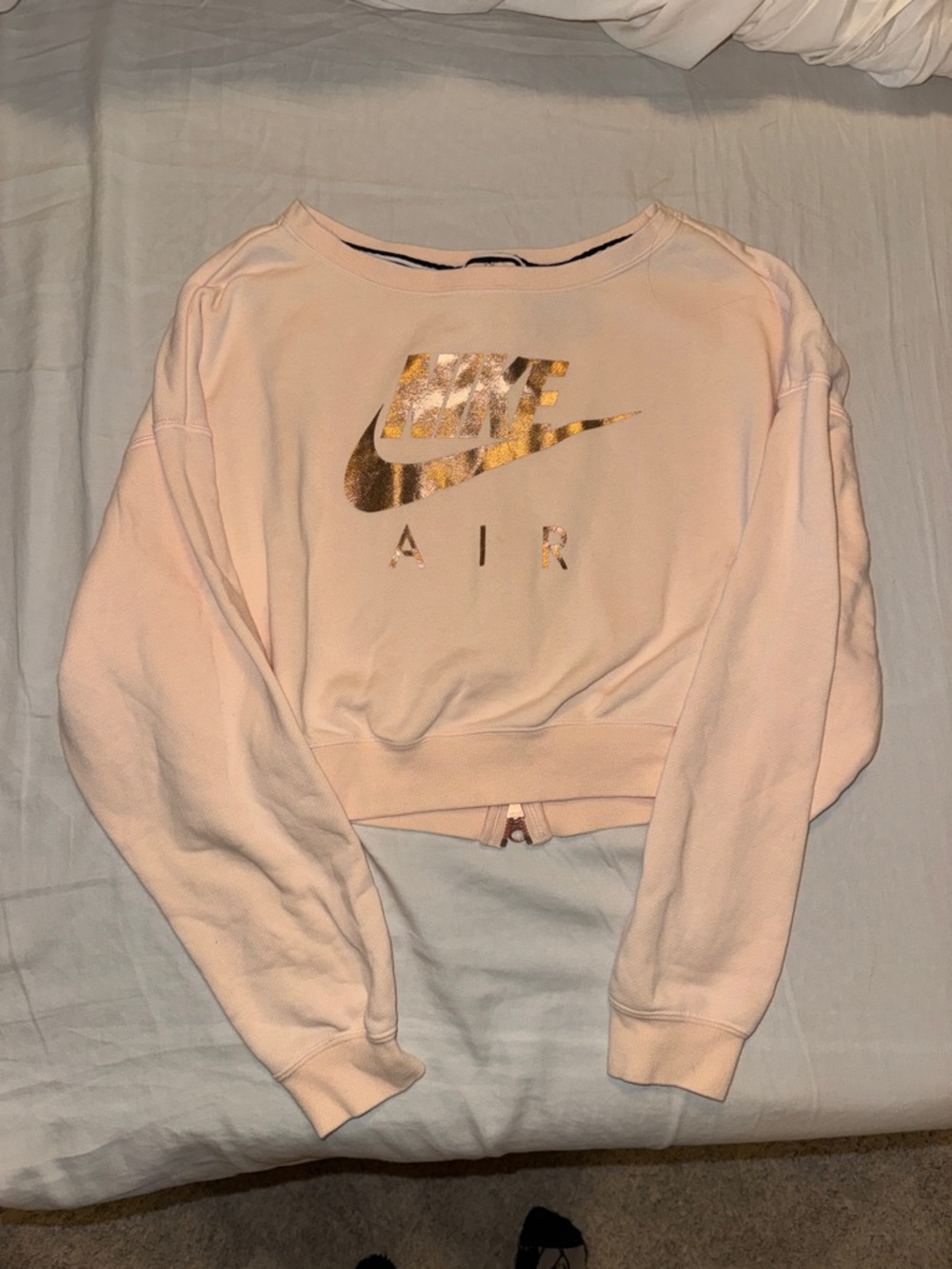 Nike Women’s Light Pink Cropped Sweatshirt with Metallic Gold Logo